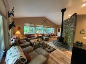 Cozy Riverfront Retreat